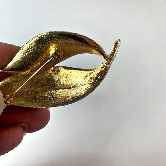 Vintage SARAH COVENTRY White Leaf Brooch Pin Gold Tone Jewelry Elegant COV MCM - Picture 3 of 5